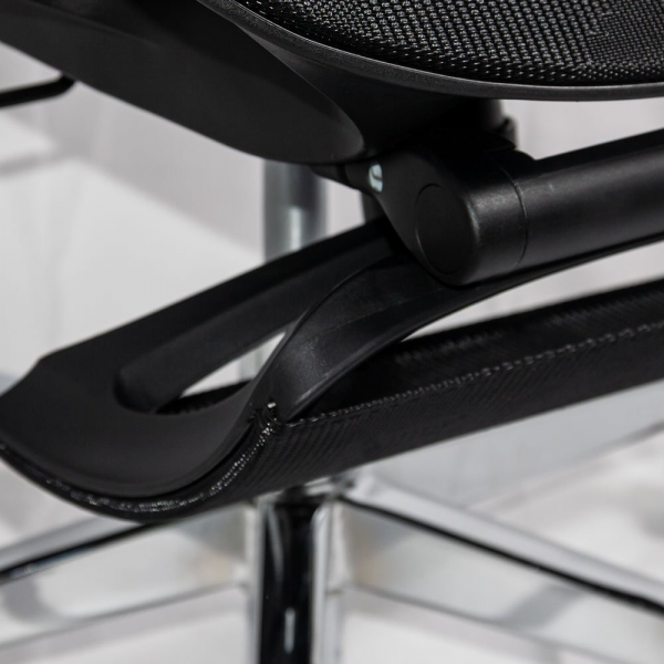 Черен ергономичен стол.