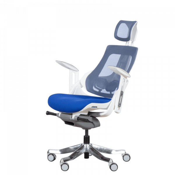 Ергономичен стол в син цвят.