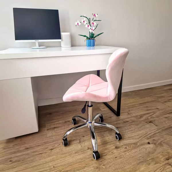 Работен стол в розов цвят.