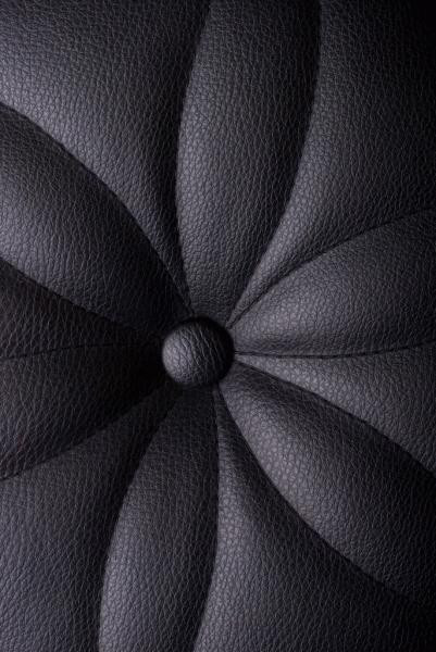 Оперативен стол в черен цвят.