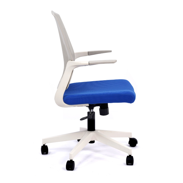 Работен стол в черен цвят.