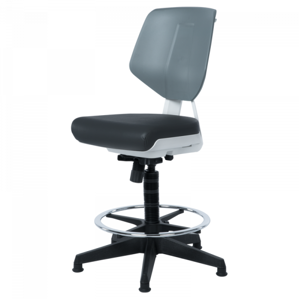 Работен стол в черен цвят.