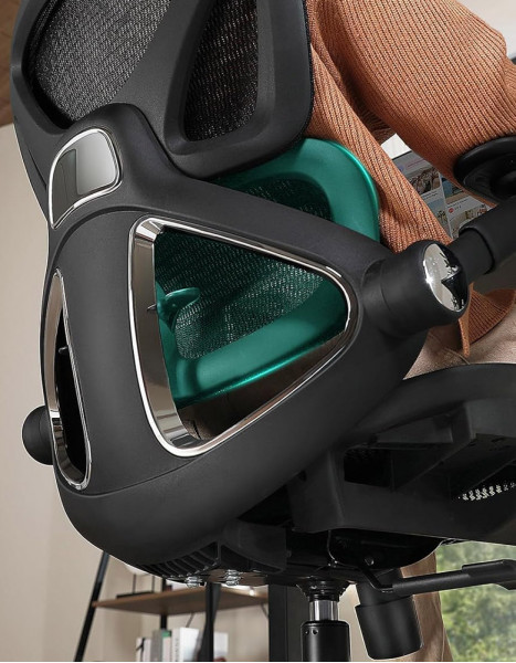 Черен ергономичен стол.