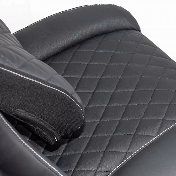 Черен директорски стол.