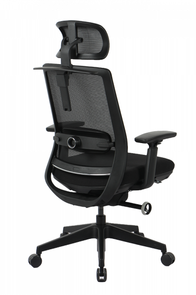 Черен ергономичен стол.