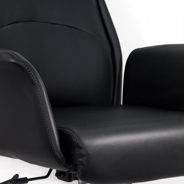 Директорски стол в черен цвят.