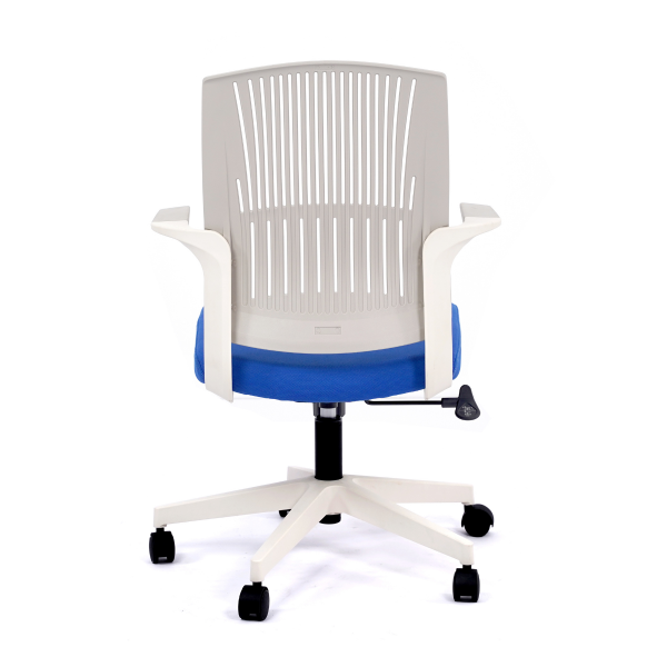 Работен стол в черен цвят.