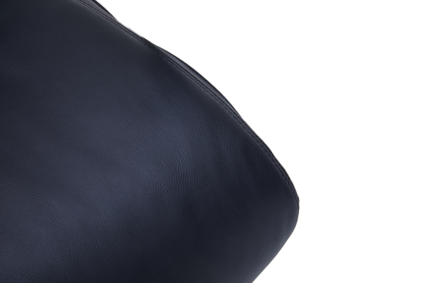 Черен директорски стол в естествена кожа.