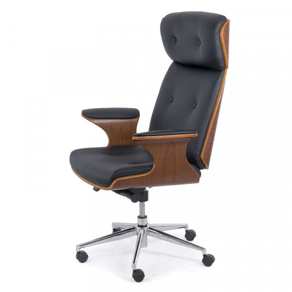 Директорски стол в бежов цвят.