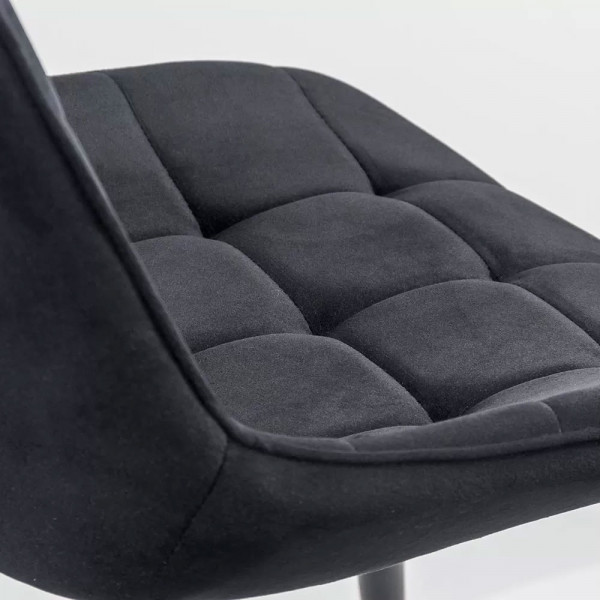 Трапезен стол в черен цвят.