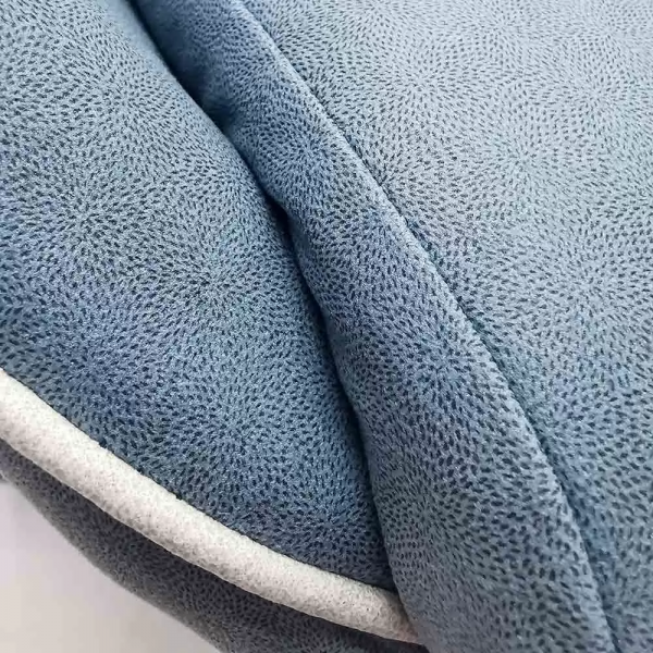 Син геймърски стол.