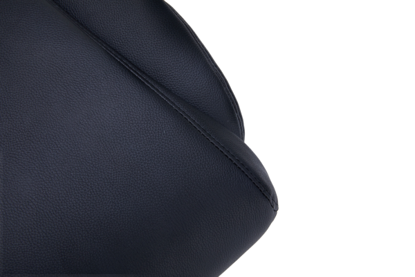 Черен директорски стол в естествена кожа.