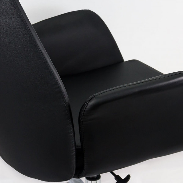 Директорски стол в черен цвят.