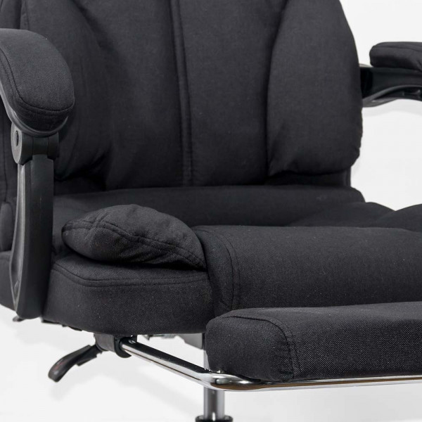 Директорски стол в черен цвят.