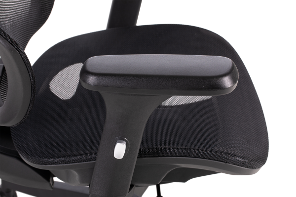 Черен ергономичен стол. 