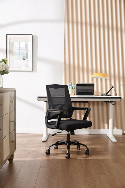 Работен стол в черен цвят.