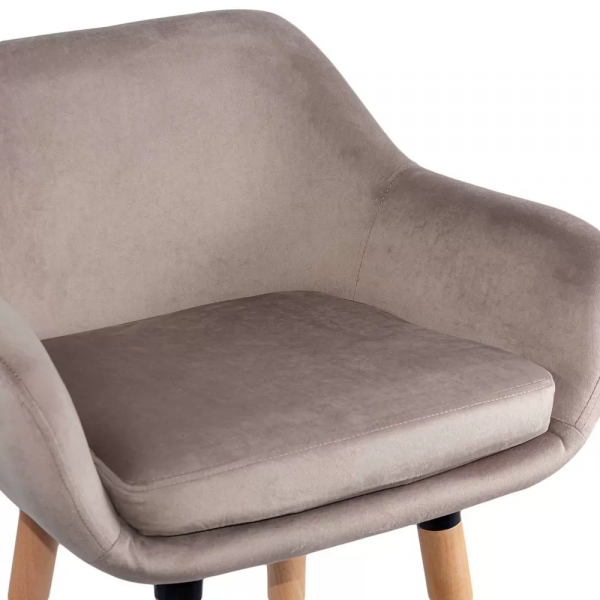 Бар стол в бежов цвят.