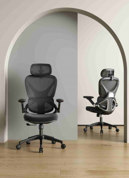 Черен ергономичен стол.