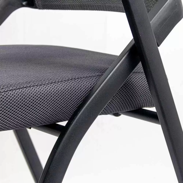 Посетителски стол в сив цвят.