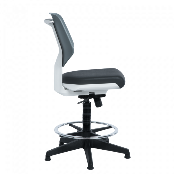 Работен стол в черен цвят.