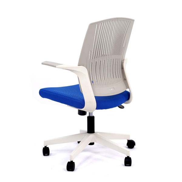 Работен стол в черен цвят.