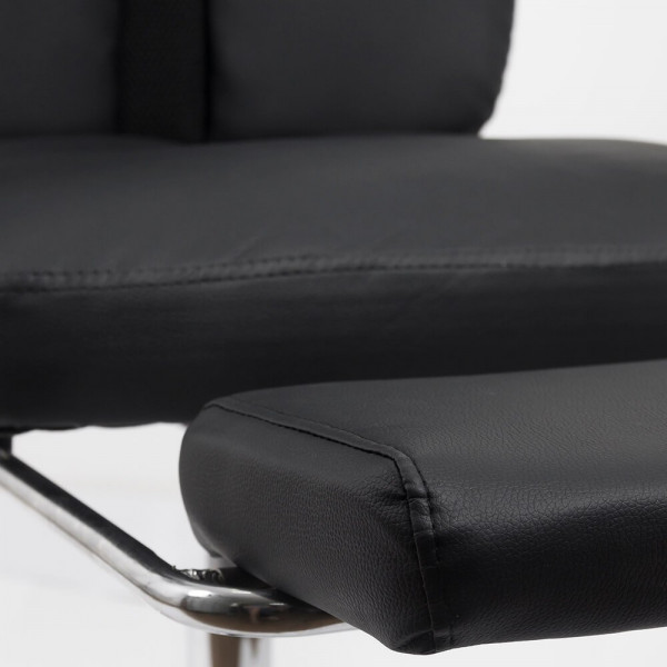 Директорски стол в черен цвят.