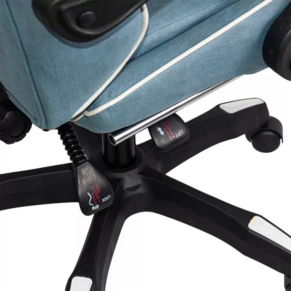 Син геймърски стол.