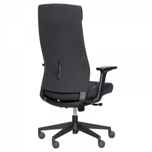 Ергономичен стол в черен цвят.