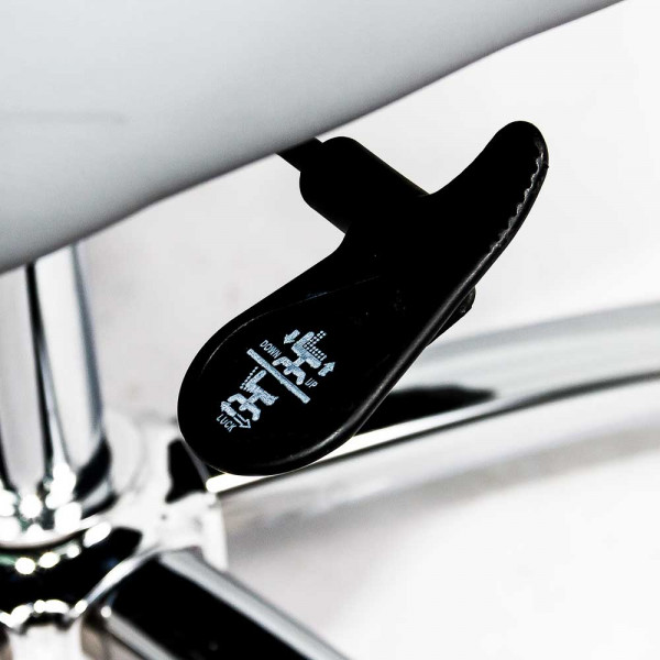 Директорски стол в сив цвят.