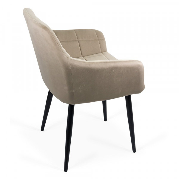 Трапезен стол в бежов цвят.