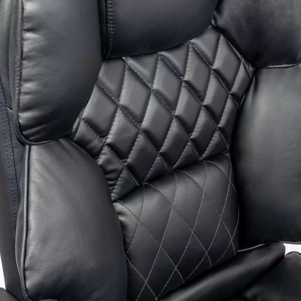 Директорски стол в черен цвят.