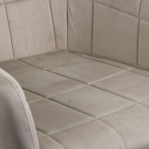 Трапезен стол в бежов цвят.