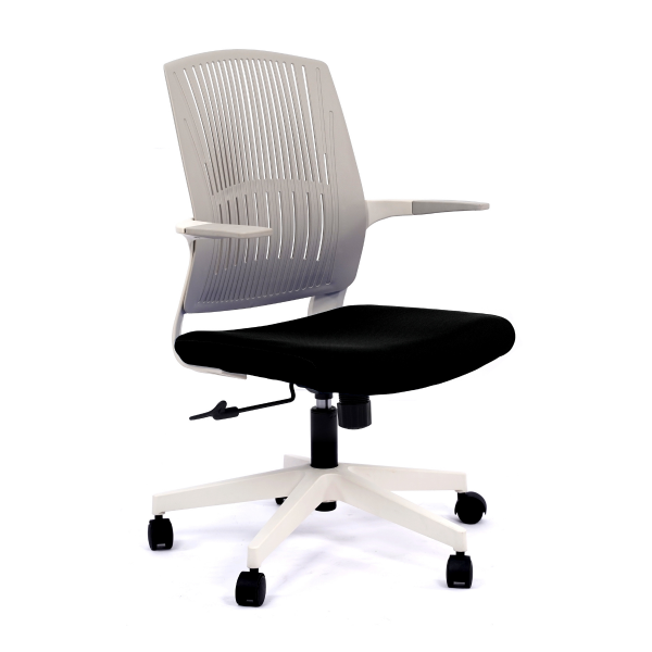 Работен стол в черен цвят.