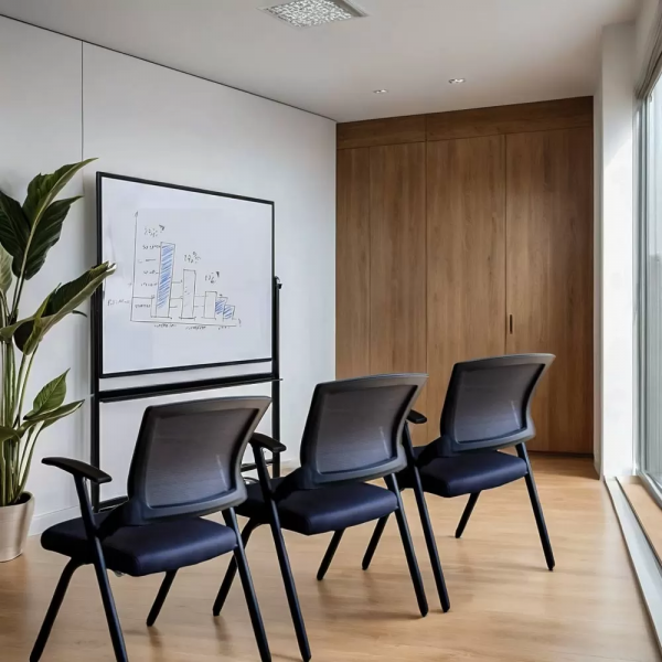 Посетителски стол в сив цвят.