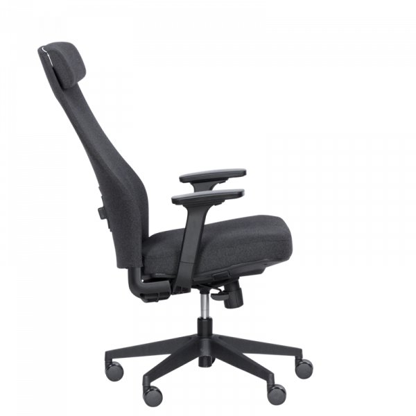 Ергономичен стол в черен цвят.