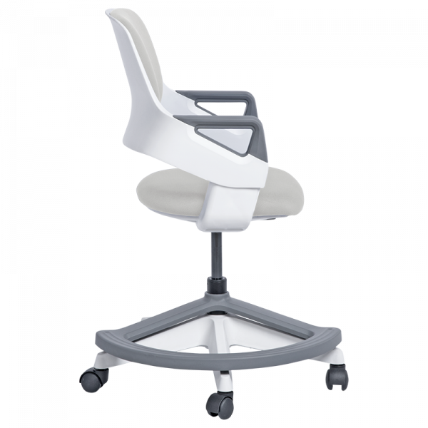 Детски стол в бял цвят.