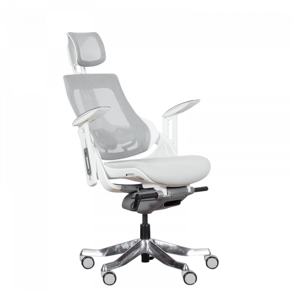 Ергономичен стол в бял цвят.