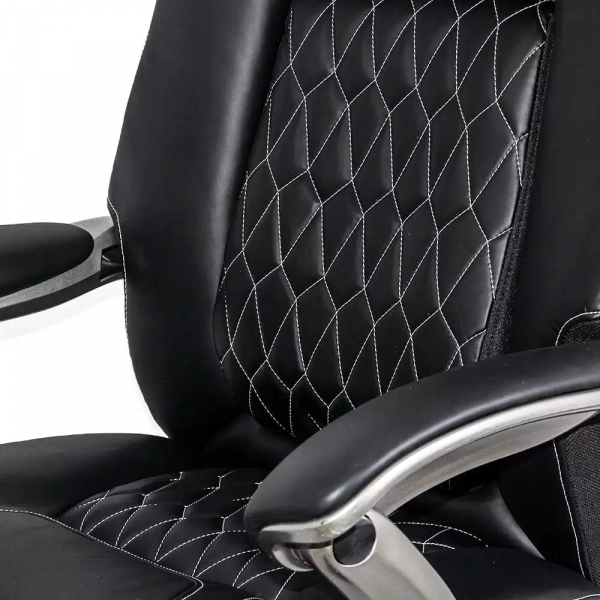 Черен директорски стол.